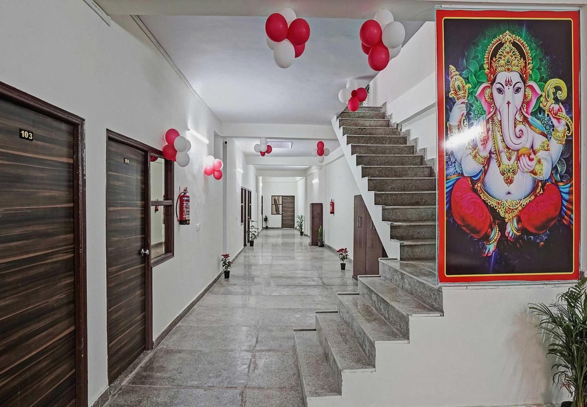 Hotel O Avs Hotel & Restaurant Ноида Екстериор снимка