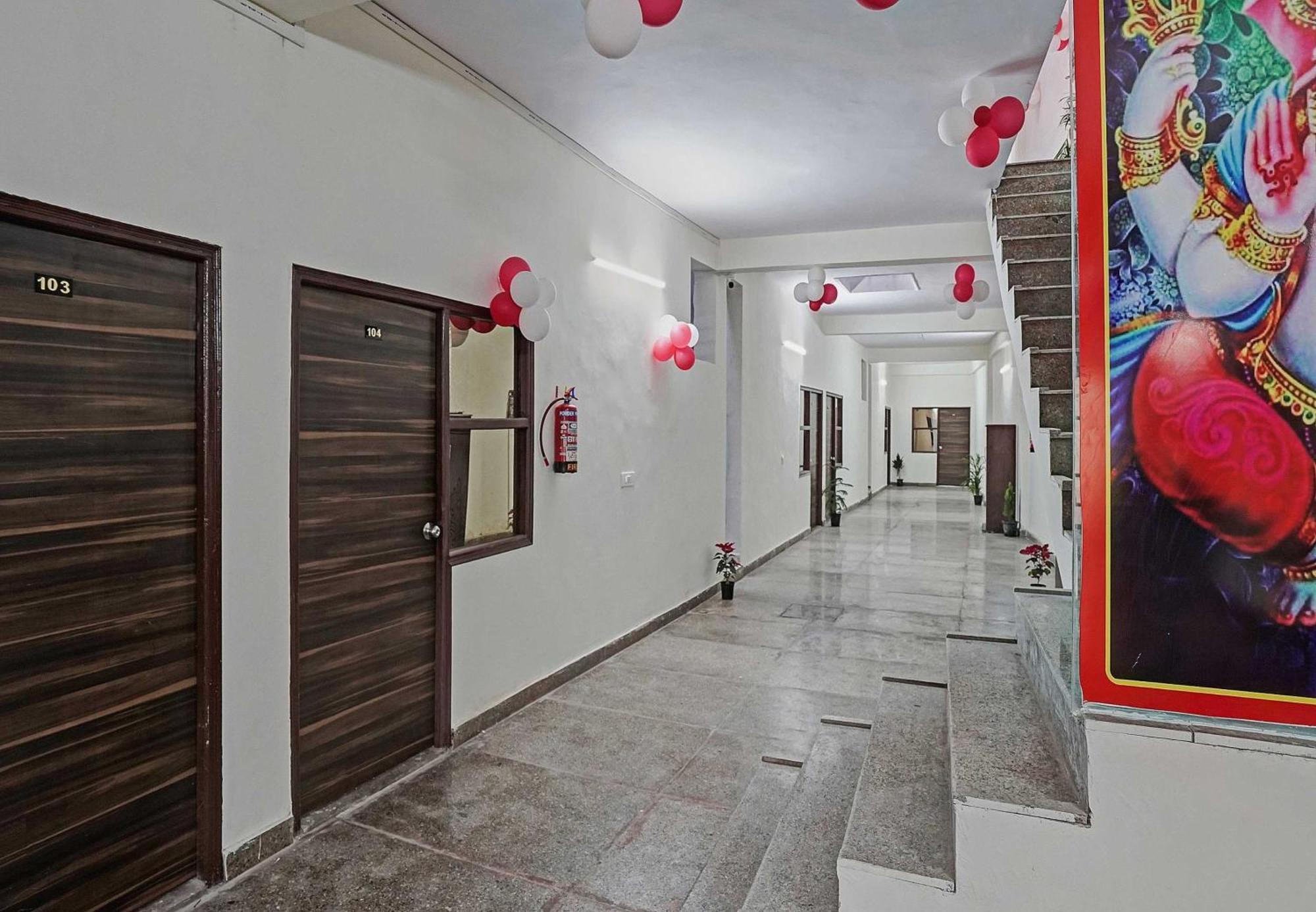 Hotel O Avs Hotel & Restaurant Ноида Екстериор снимка