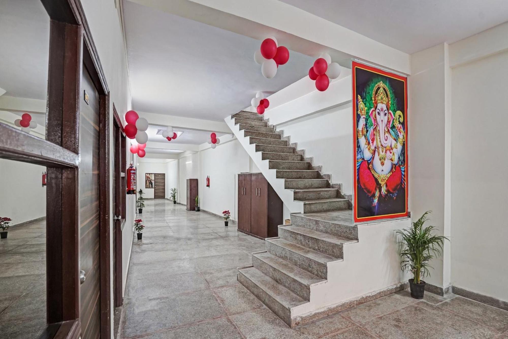 Hotel O Avs Hotel & Restaurant Ноида Екстериор снимка