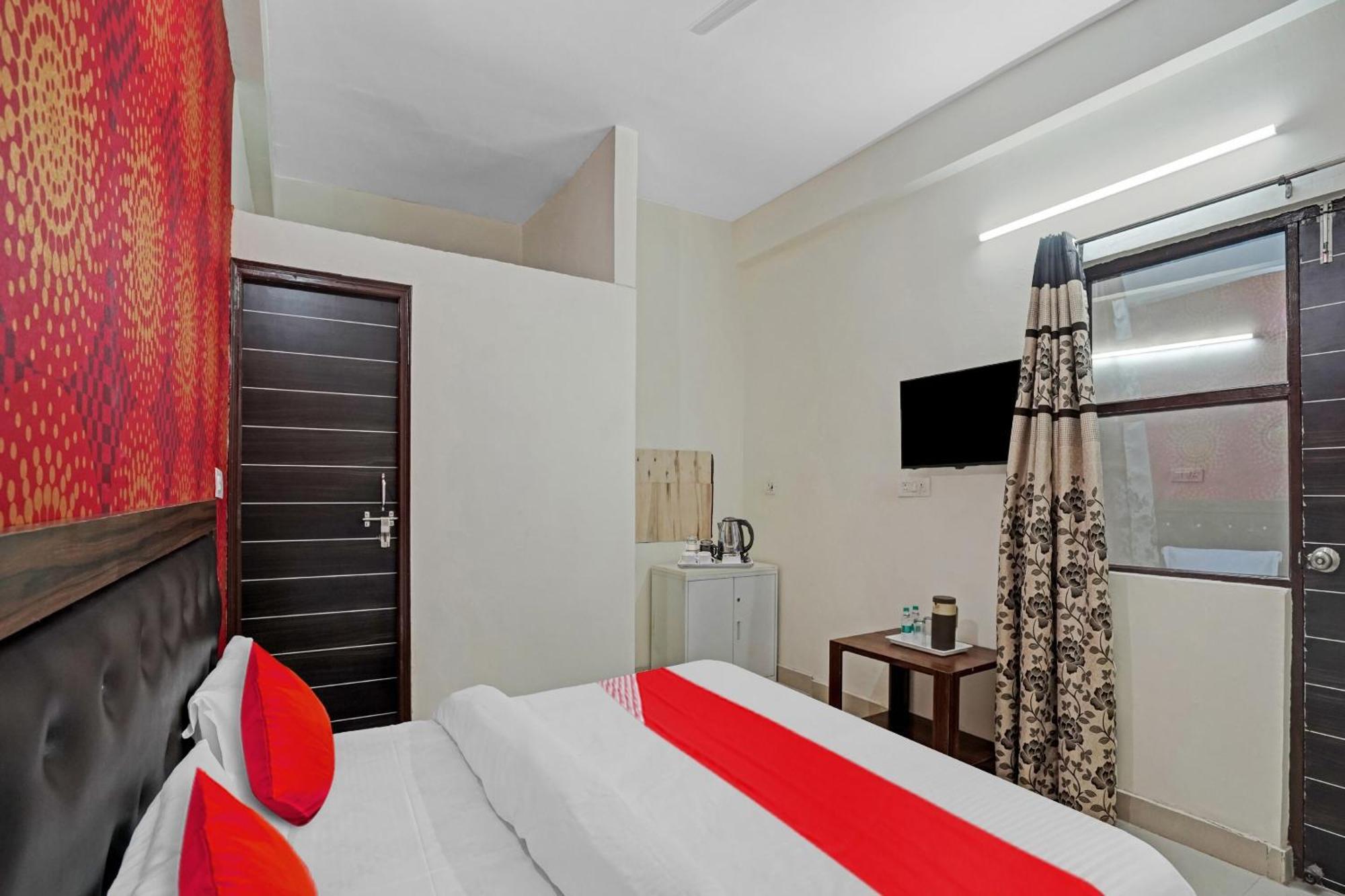 Hotel O Avs Hotel & Restaurant Ноида Екстериор снимка