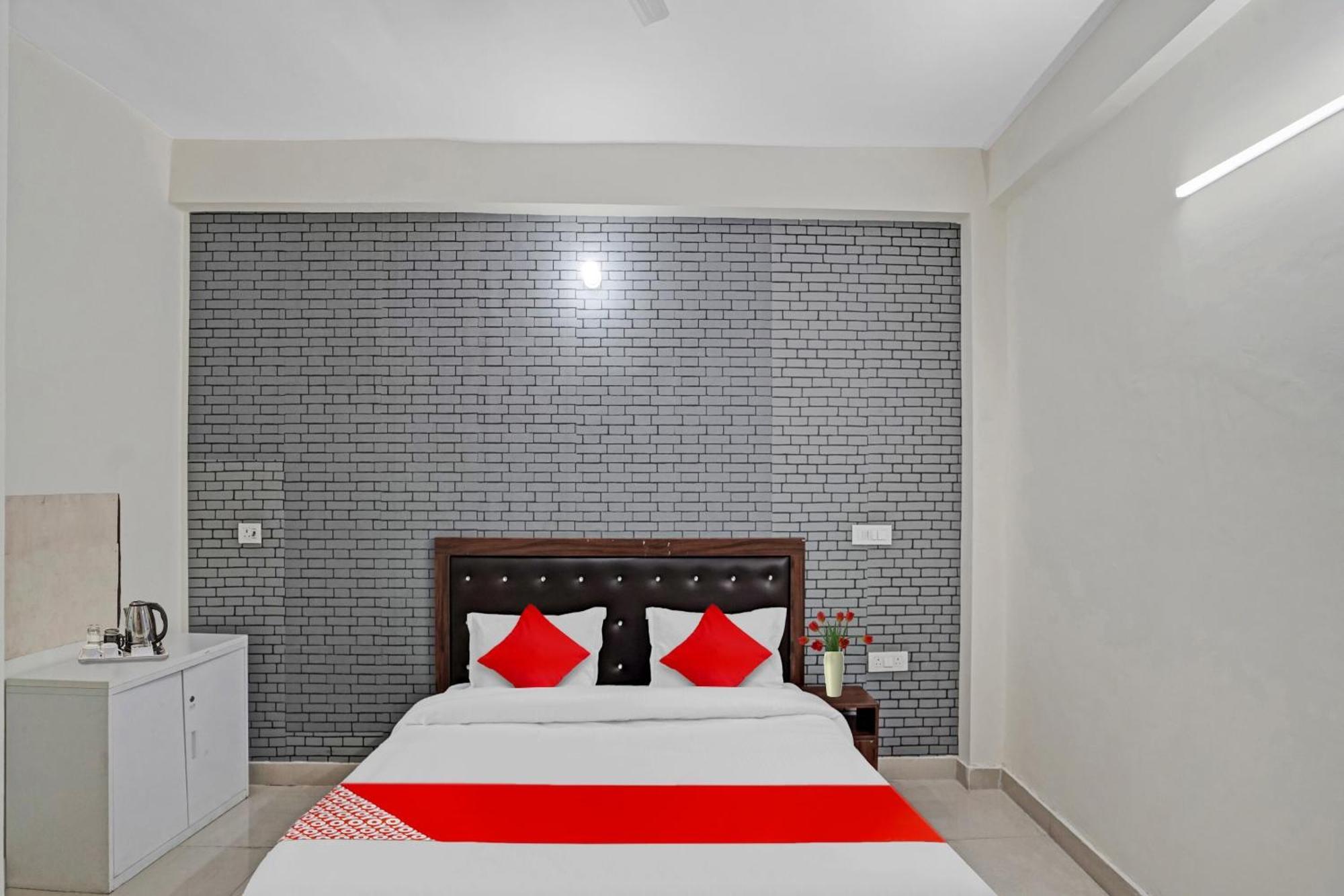 Hotel O Avs Hotel & Restaurant Ноида Екстериор снимка